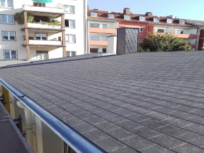 Dachfläche mit Bitumenschindeln